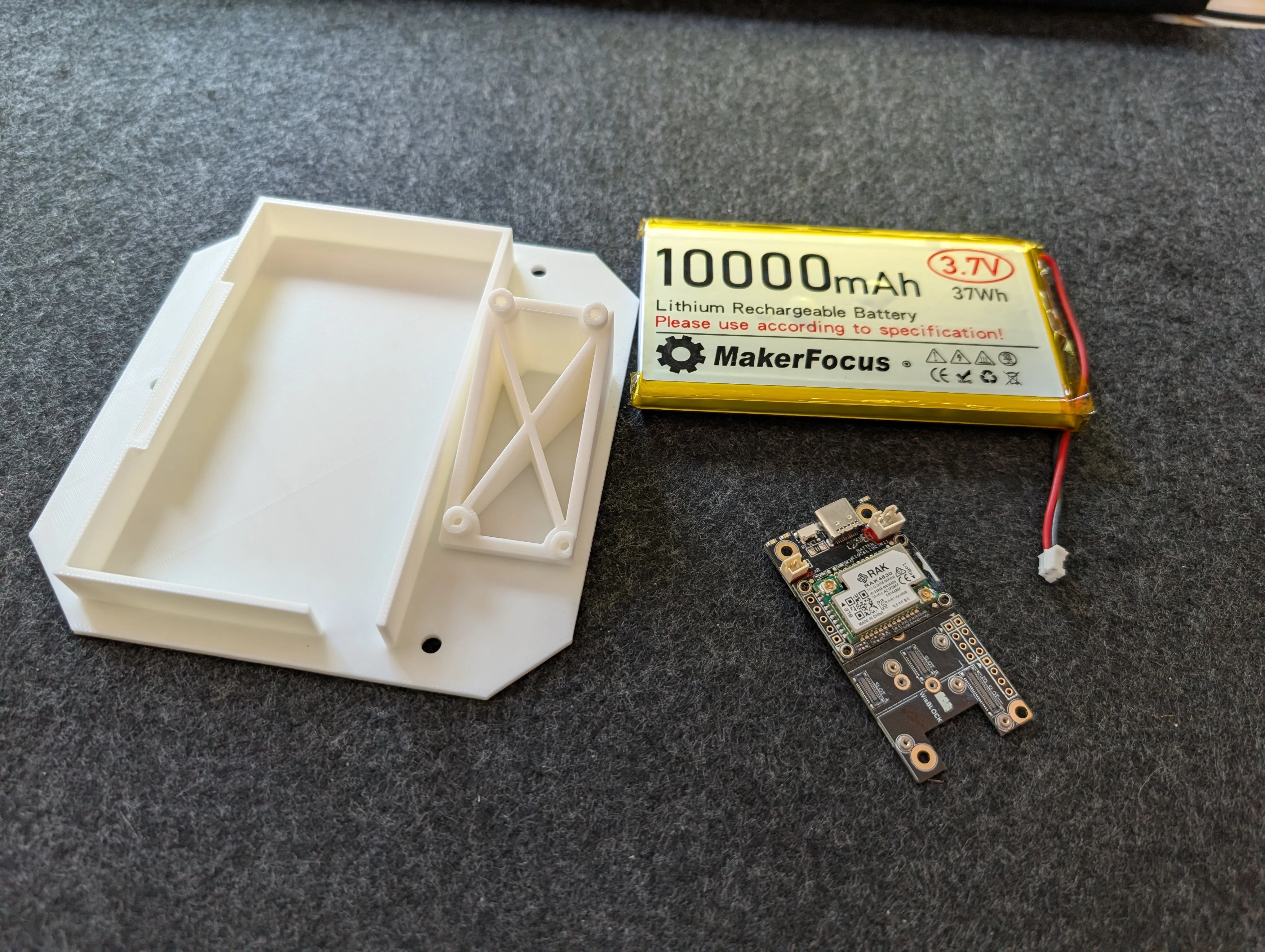 Battery and Board Configuration - 10000mAh MakerFocus battery positioned next to Meshtastic board and enclosure insert